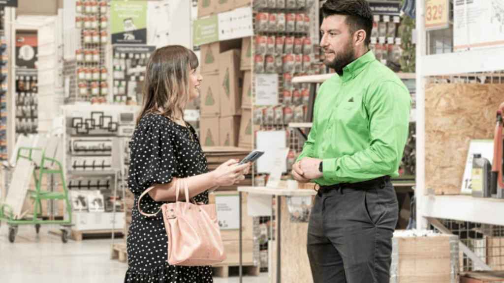 Un vendedor atiende a una clienta en Leroy Merlin
