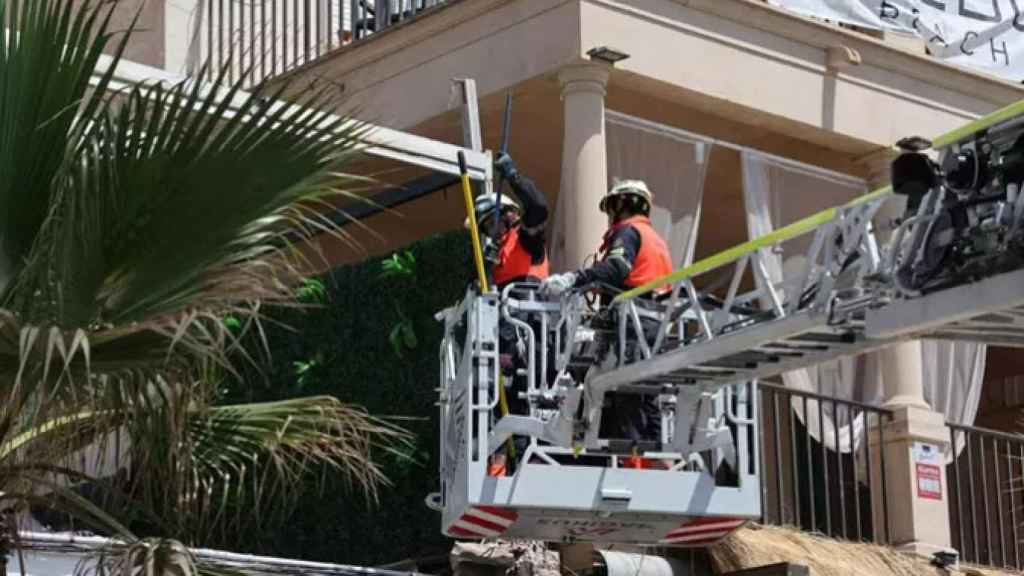 Bomberos en el lugar donde se produjo el derrumbe.
