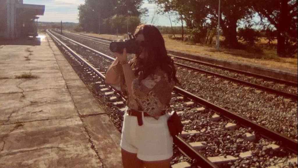 Clara con su cámara de fotos