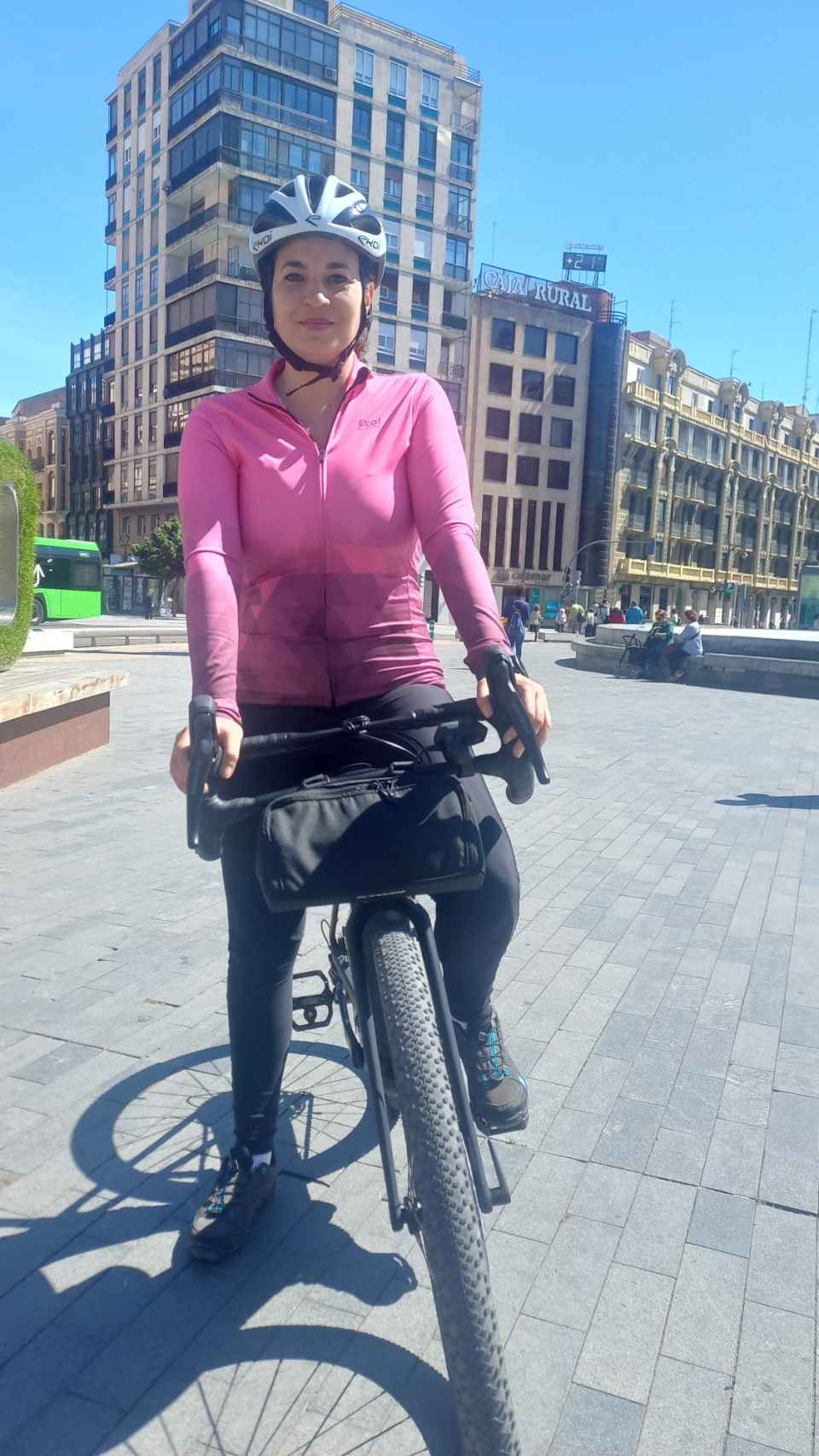 Mayte subida a su bicicleta de gravel