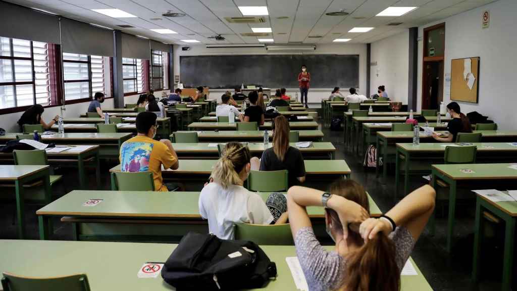 Estudiantes antes de hacer el examen de selectividad