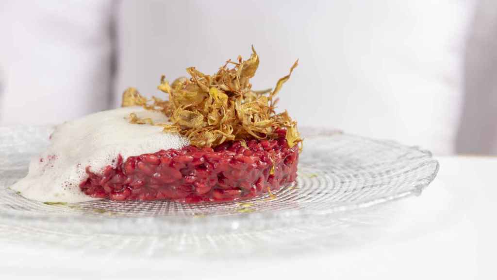 Risotto de remolacha con alcachofas crujientes y aire de parmesano