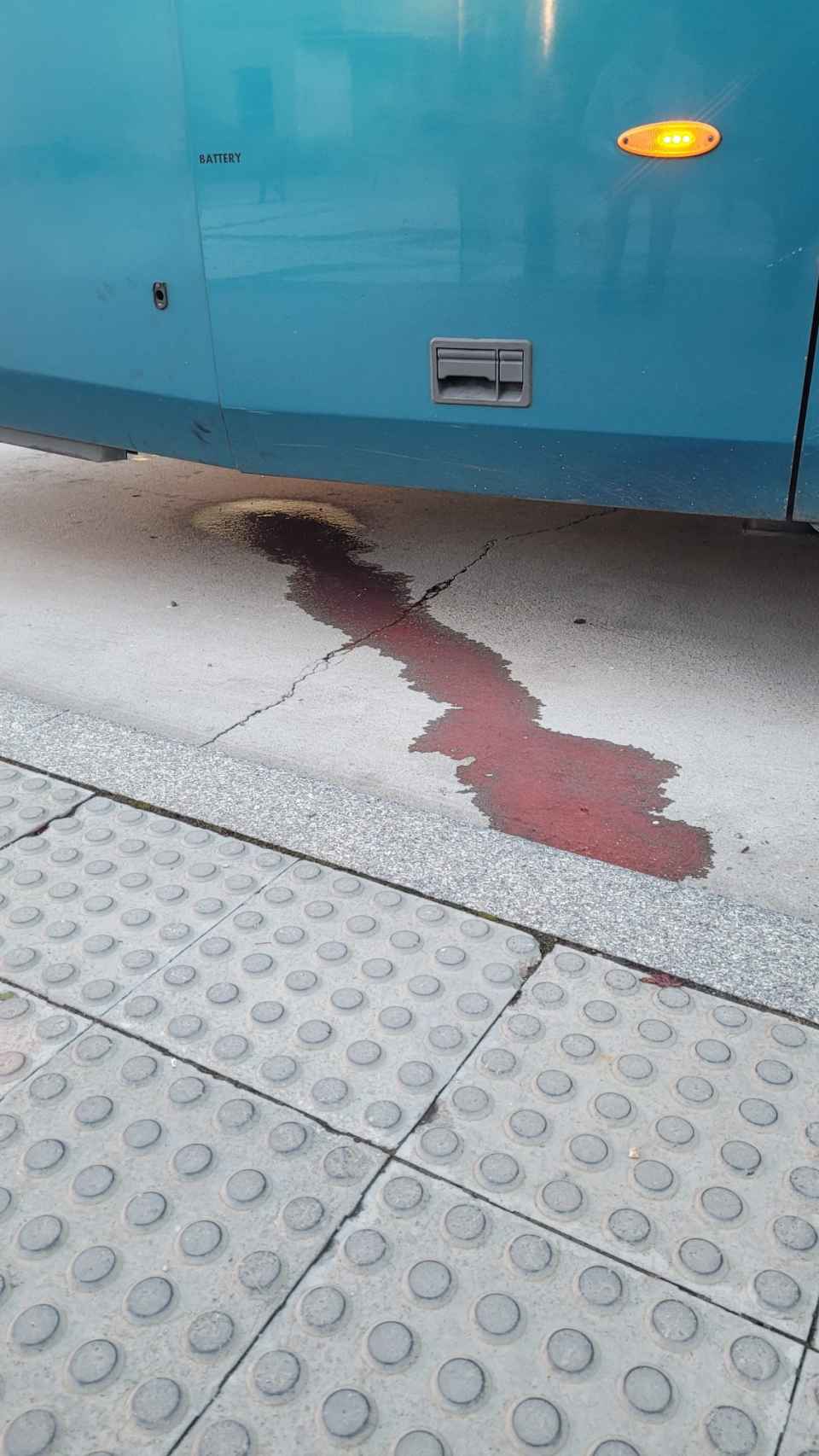 Líquido de frenos saliendo de uno de los autobuses