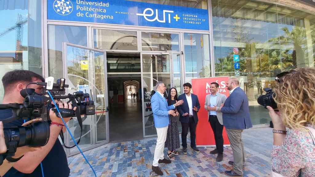 Momento previos a la rueda de prensa del candidato del PSOE a las Elecciones Europeas, Marcos Ros, frente a la Facultad de Derecho de la UPCT.