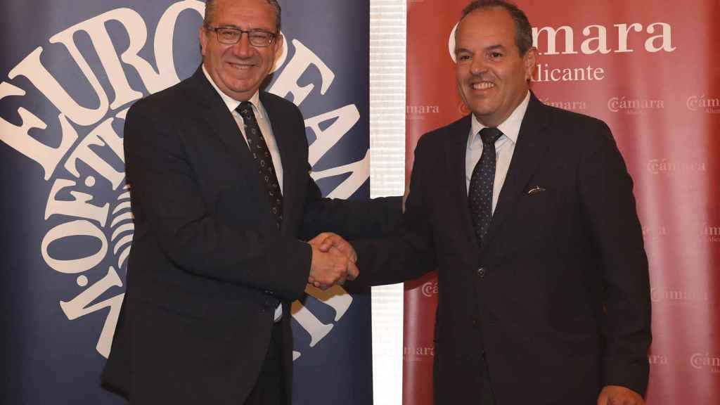 El presidente de la Diputación, Toni Pérez, y el presidente de la Cámara, Carlos Baño.