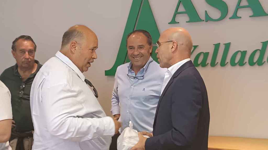 El agricultor de Matapozuelos entrega unos garbanzos a Buxadé