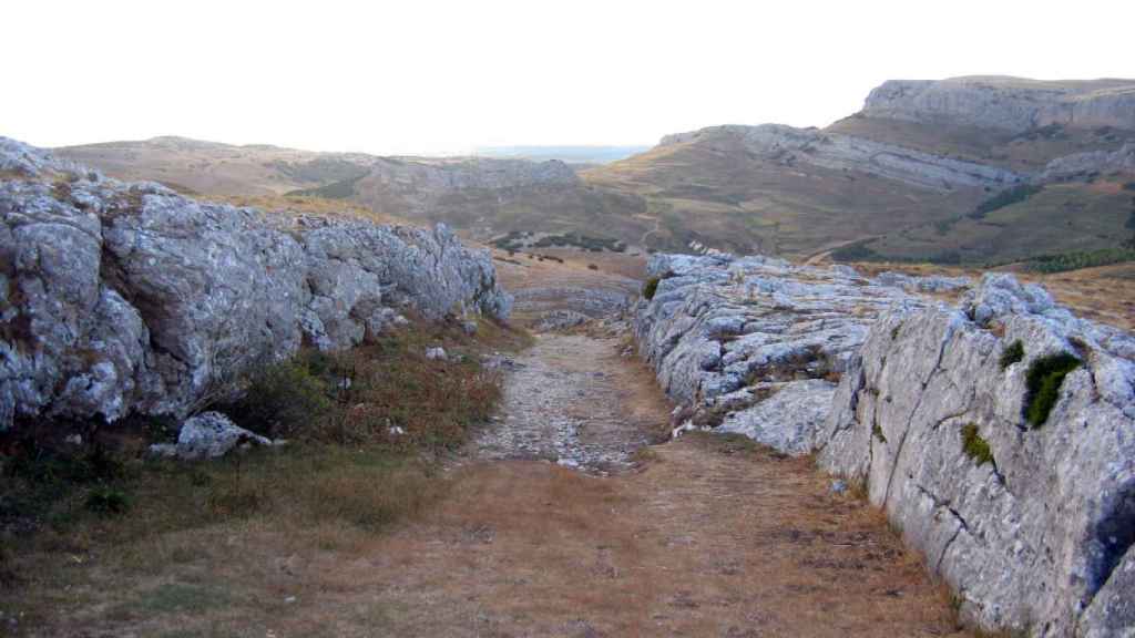 Entrada a Peña Amaya y restos de murallas cántabras.