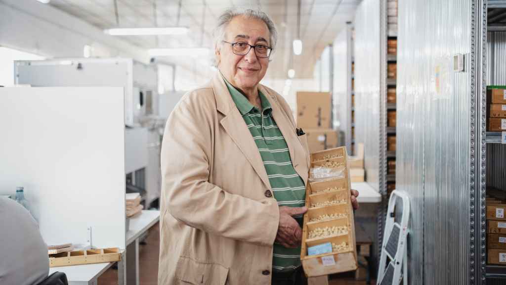 José Domínguez es el director de Unidesa-Odi, la única fábrica de dientes artificiales de España.