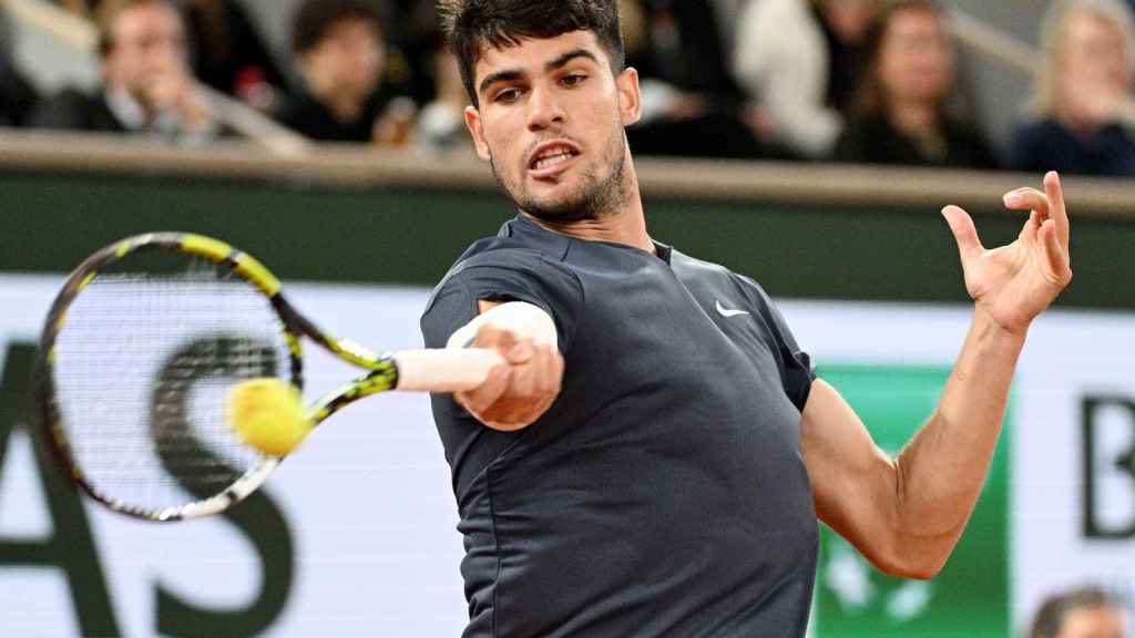 Carlos Alcaraz, durante el partido frente a De Jong en Roland Garros.