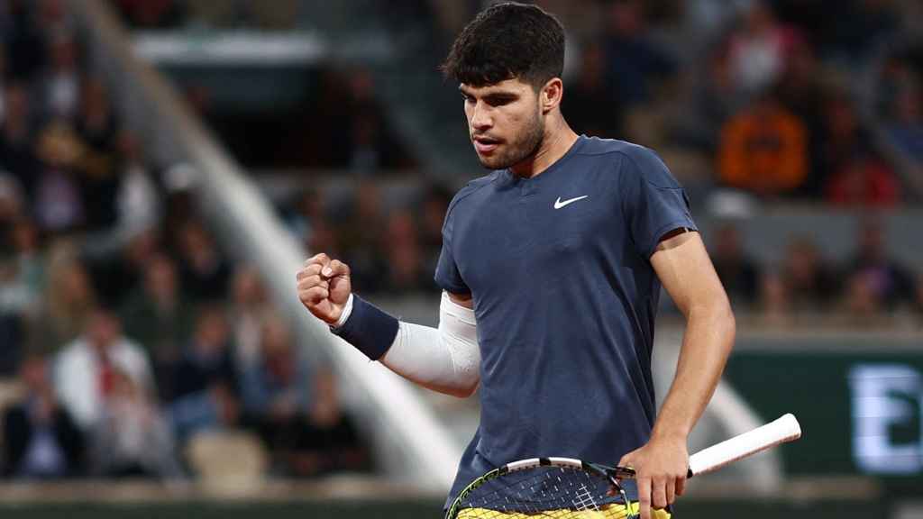 Carlos Alcaraz celebra un punto frente a De Jong en Roland Garros.