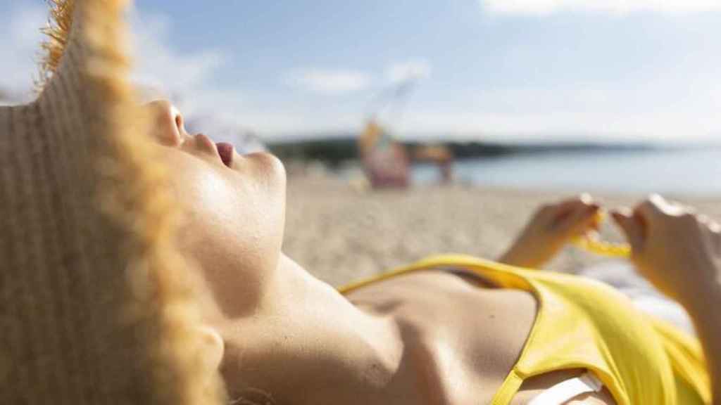 Imagen de archivo de una persona tomando el sol.