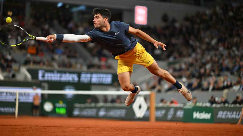 Carlos Alcaraz, en posición acrobática.