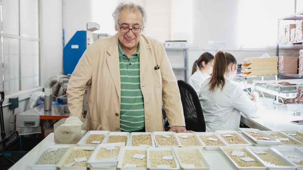 José Domínguez frente a varias bandejas repletas de dientes con diferentes pigmentaciones.