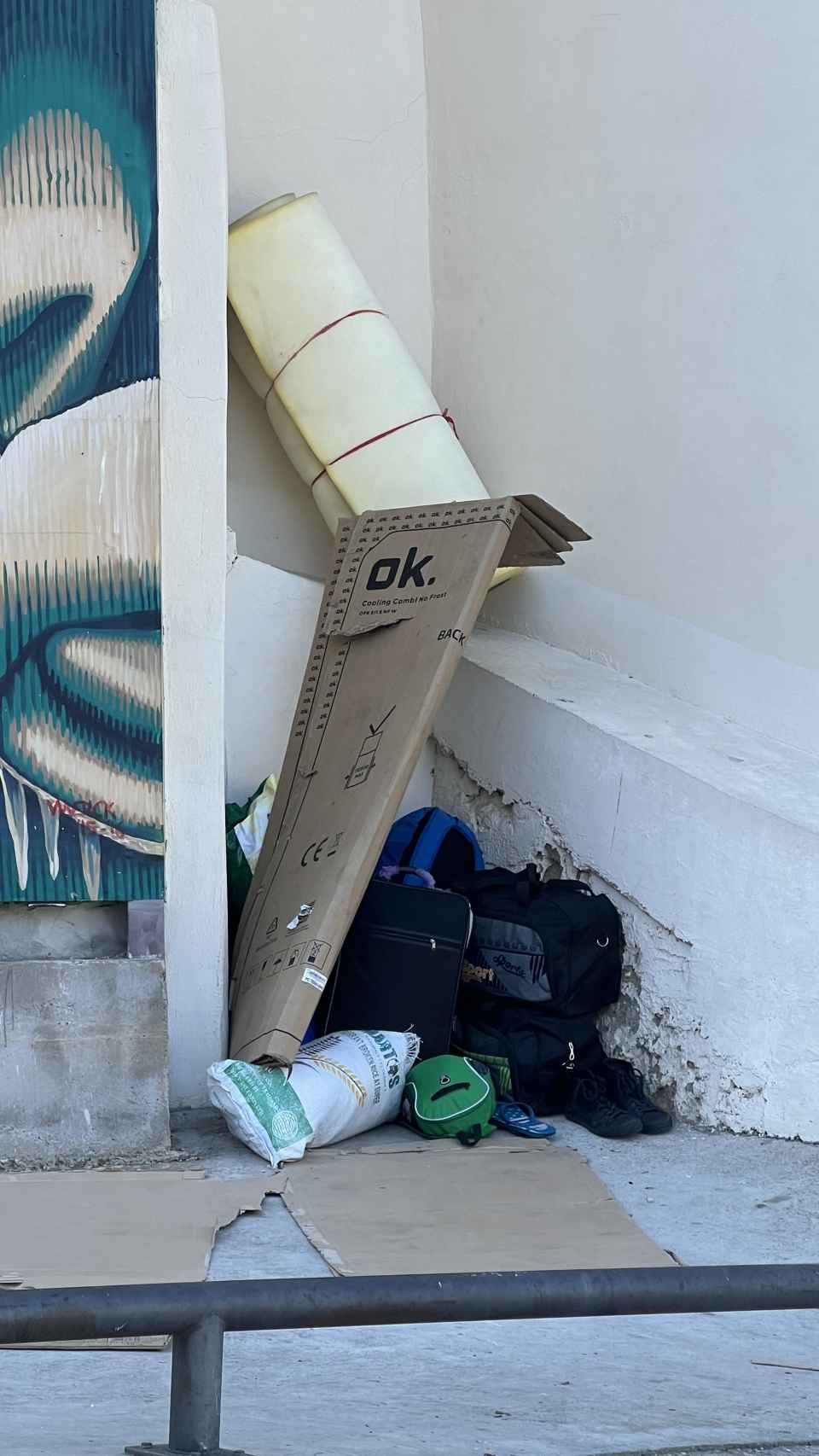 Entre los enseres personales que permanecen en las calles se encuentran maletas o cartones.