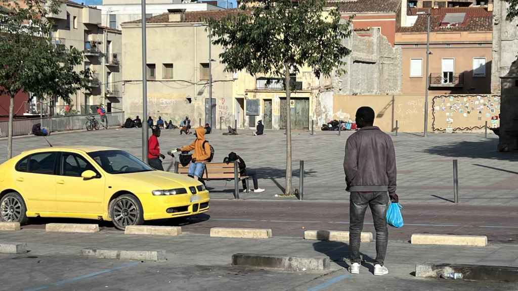 Un grupo de migrantes subsaharianos permanecen  durante la mañana en la Plaza del 'Dipòsit'.