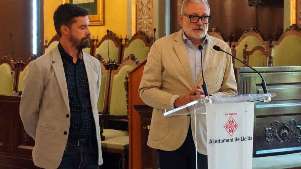 Carlos Enjuanes (izquierda) y Fèlix Larrosa (derecha) comparecen juntos en el Ayuntamiento.
