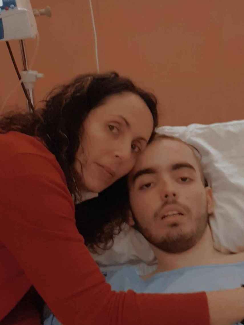 Míriam no se separó de Jorge durante los dos años que estuvo peregrinando por hospitales de Torrevieja, Elche y Alicante.