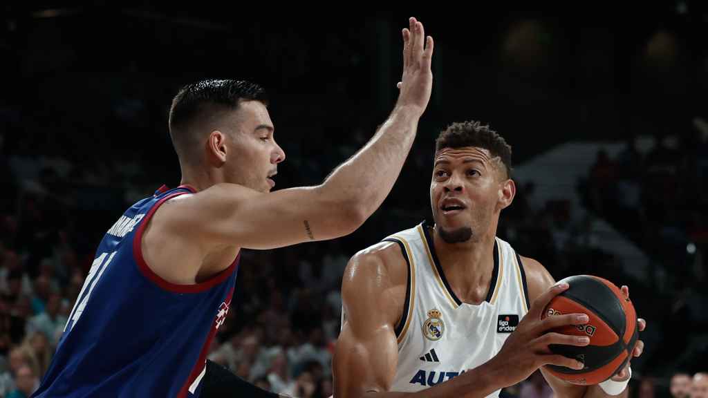 Tavares juega un balón ante Willy Hernangómez.