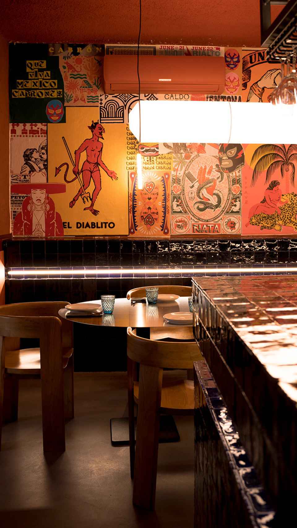 Carteles millennials decoran Cabrón.