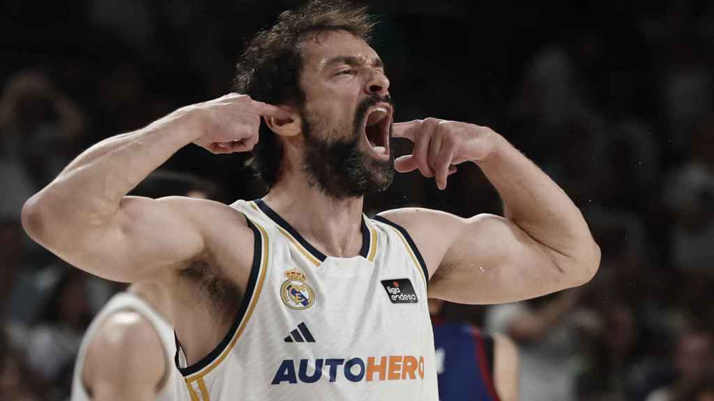 Llull celebra uno de sus triples en el partido contra el Barça.