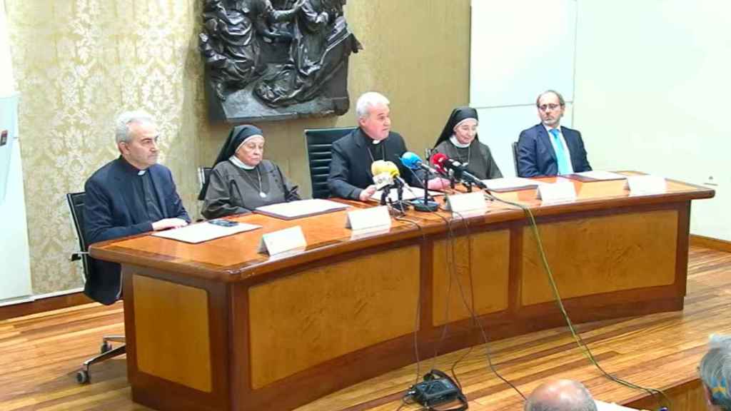 El vicario judicial de la archidiócesis de Burgos, Miguel Gómez; la presidenta federal de las Hermanas Clarisas, M.ª Javier Soto; el arzobispo de Burgos, Mario Iceta; la secretaria de las Hermanas Clarisas, Carmen Ruiz; y el director del Departamento de Asuntos Jurídicos del Arzobispado, Rodrigo Saiz