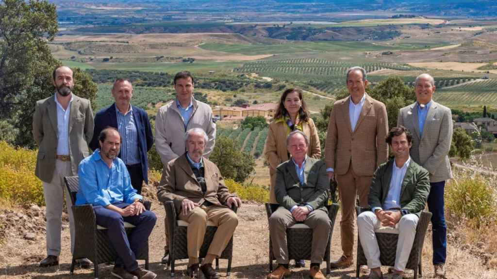 Representantes de las almazaras miembros de GPO.  De pie, de izquierda a derecha: Fadrique Álvarez de Toledo, de Marqués de Valdueza; Eugenio Suñer, de Marqués de Griñón; David Solana, de Hacienda Queiles; Rosa Vañó, de Castillo de Canena; Agustín Santolaya, de Aubocassa; Alejandro Gómez Sigala, de Hacienda Queiles. Sentados, de izquierda a derecha: Jose Antonio Peche, de Casas de Hualdo: Alonso Álvarez de Toledo, de Marqués de Valdueza; Francisco Vañó, de Castillo de Canena; Presidente de GPO; Jorge Petit, de Masía El Altet.