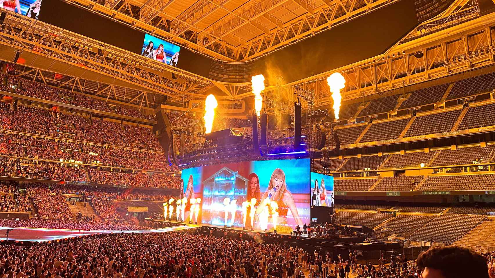 Taylor Swift canta 'Bad Blood', que despide el bloque con unas llamaradas de fuego que suben aun más la temperatura del Bernabéu