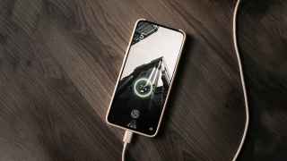 Móvil cargando por cable