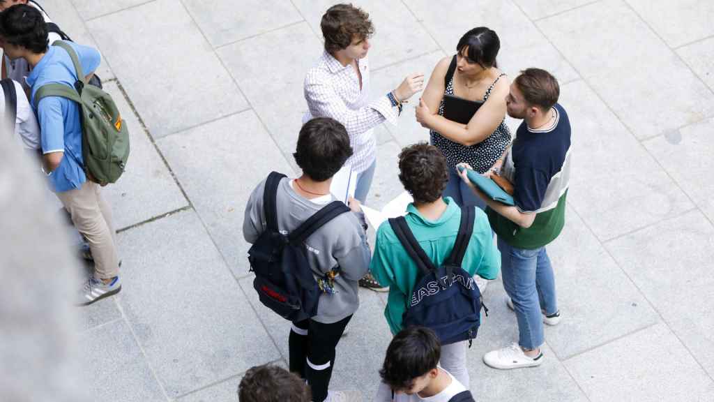 Un grupo de estudiantes durante la EvAU. / Foto: Javier Longobardo.