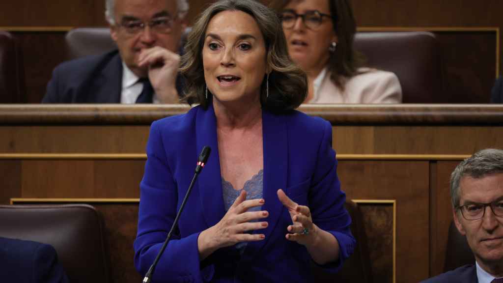 La secretaria general del PP, Cuca Gamarra, interviene durante la sesión de control al Gobierno.