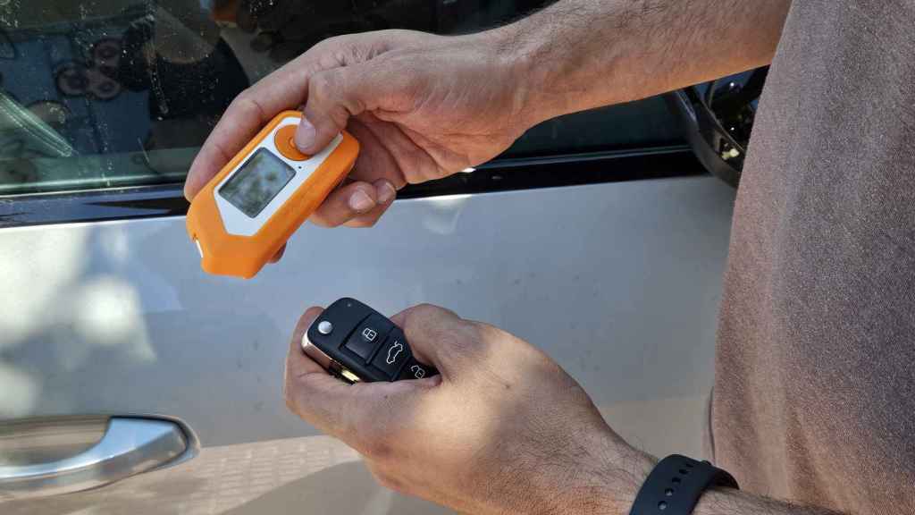 Flipper Zero hackeando la llave de un coche