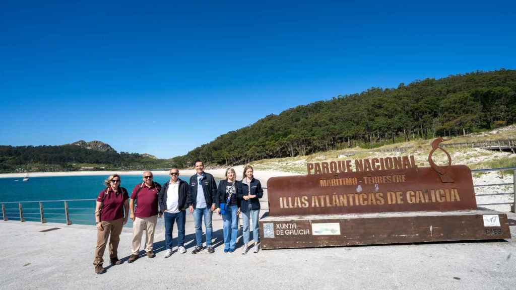 Visita de Lara Meneses al campo de trabajo de las islas Cíes.