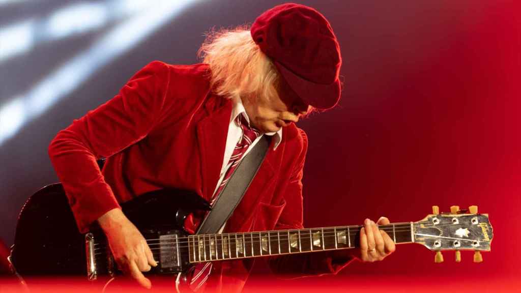 Angus Young en uno de sus riffs. Foto: Francisco J. Olmo / Europa Press