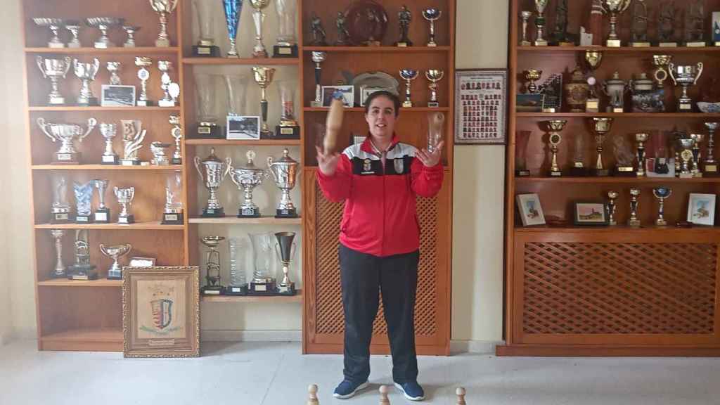 Tamara con los bolos en el Club de Matapozuelos