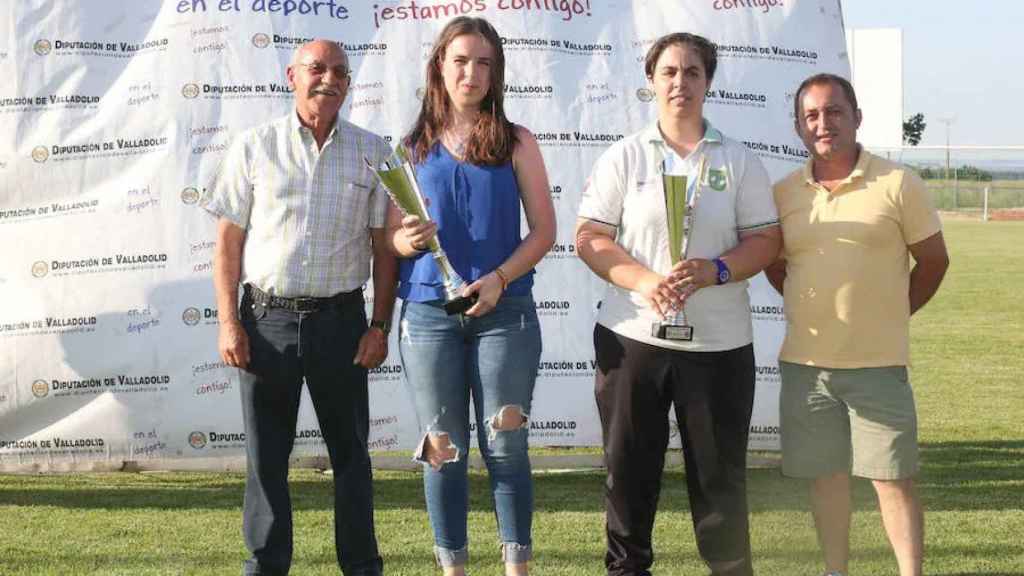 Tamara junto a su hermana tras ganar un campeonato