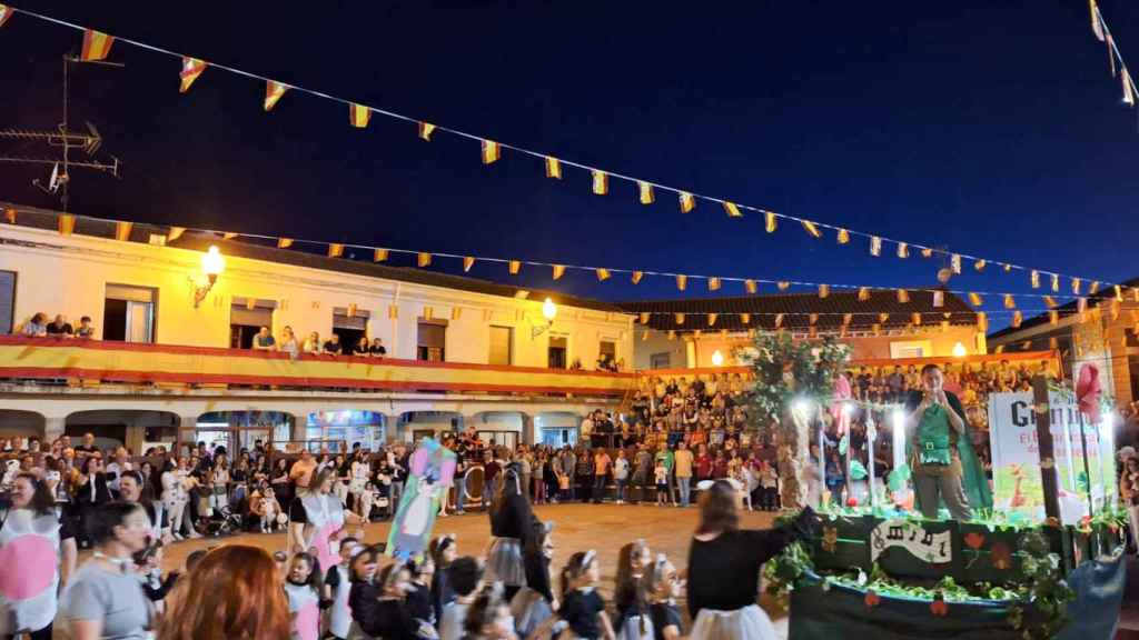 Desfile de carrozas que inician las fiestas del Corpus