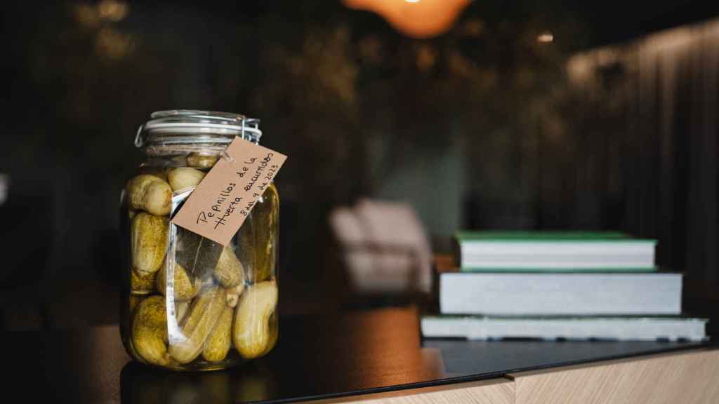 Bote de conservas de pepinillos.