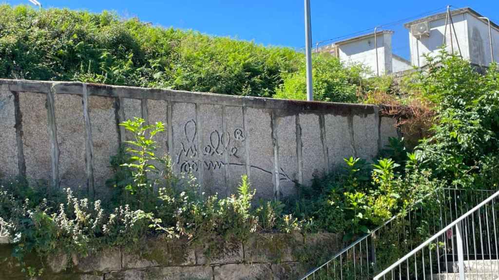 Firma de 'Muelle' en las cercanías del parking exterior de Vialia.