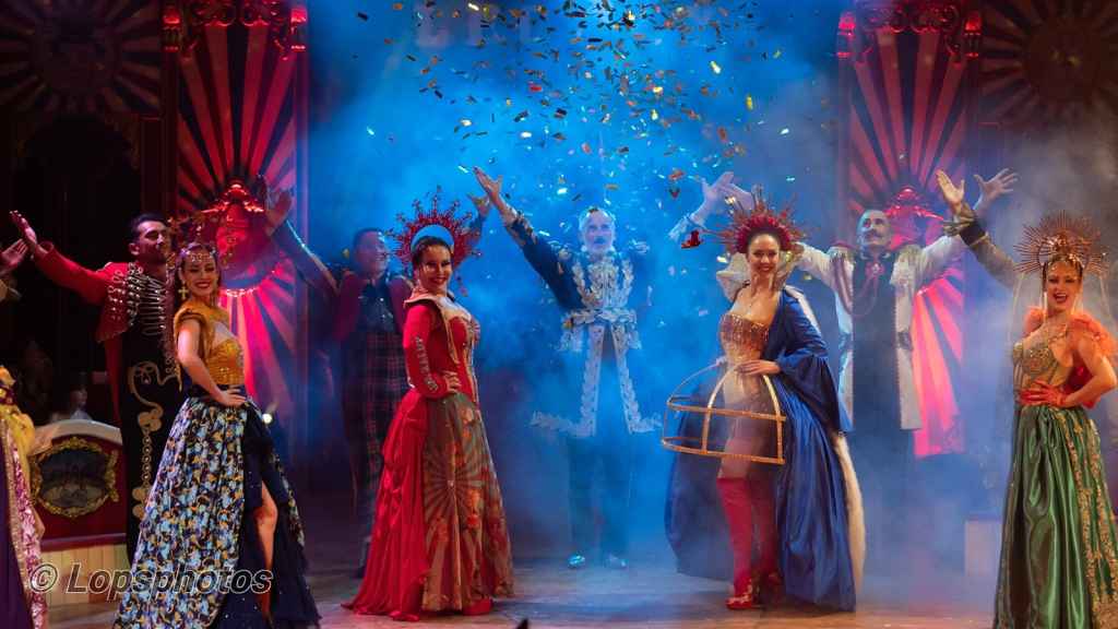 Las dos hermanas Raluy, en el centro de la imagen: Louisa y Kerry, (respectivamente); y las hijas de Louisa, una en cada extremo: Niedziela (i) y Emily (d).