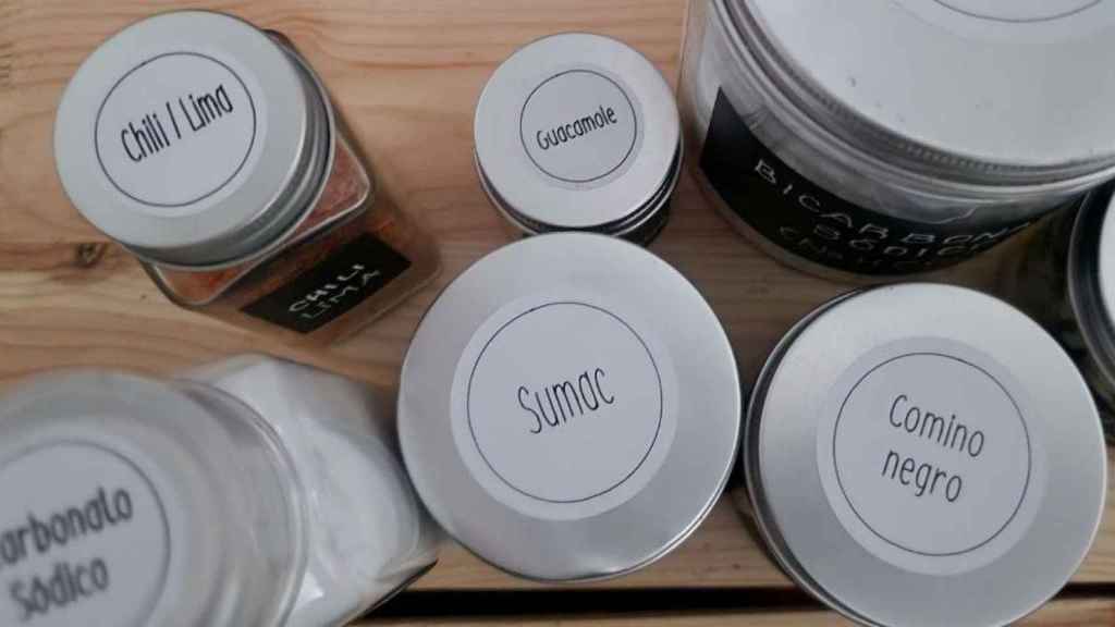Botes reutilizados para guardar especias