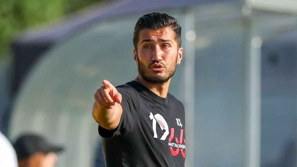 Nuri Sahin, dando instrucciones desde la banda.