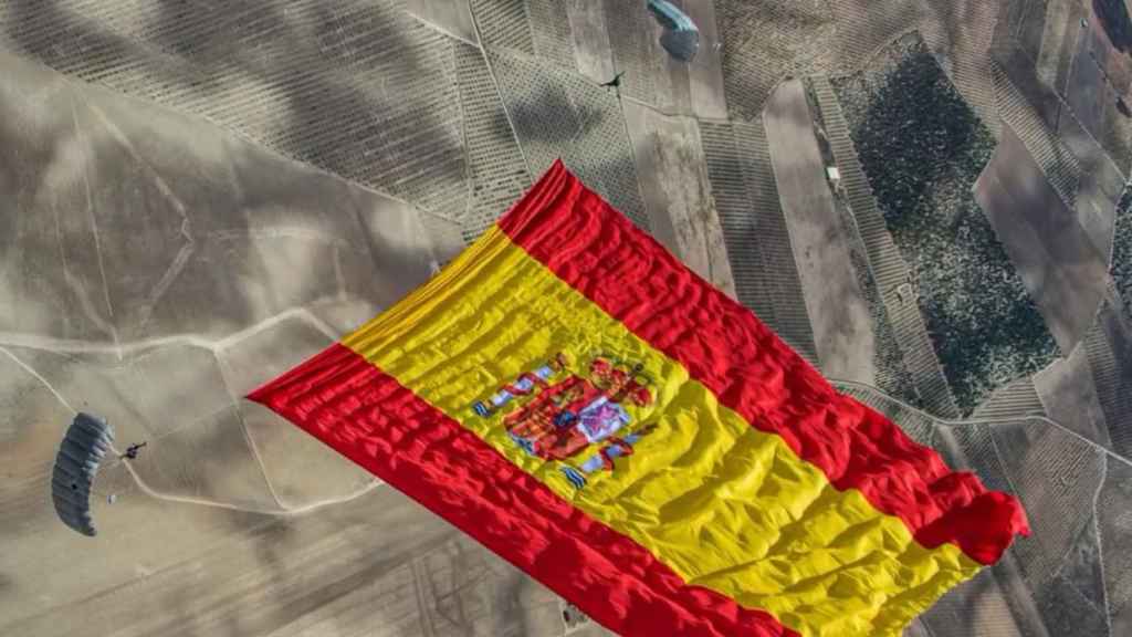 El salto con la bandera más grande del mundo.