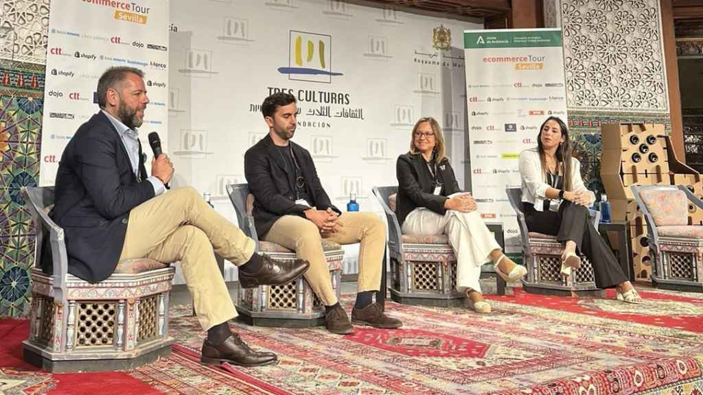 Mesa redonda moderada por Antonio Carlos Rivero.