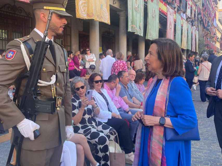 Margarita Robles, ministra de Defensa, comparte un momento de diálogo con un militar