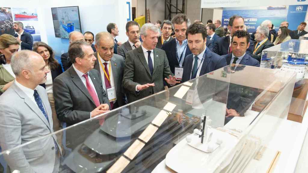 El presidente de la Xunta, Alfonso Rueda, con el alcalde de Vigo, Abel Caballero, en un acto.