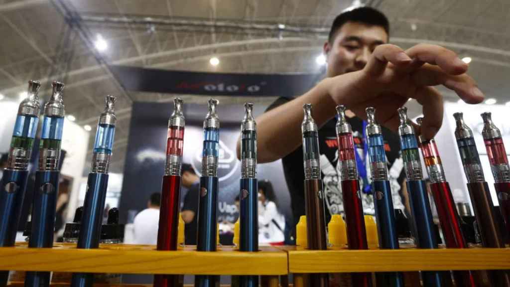 Stand de una feria de cigarrillos electrónicos en China.