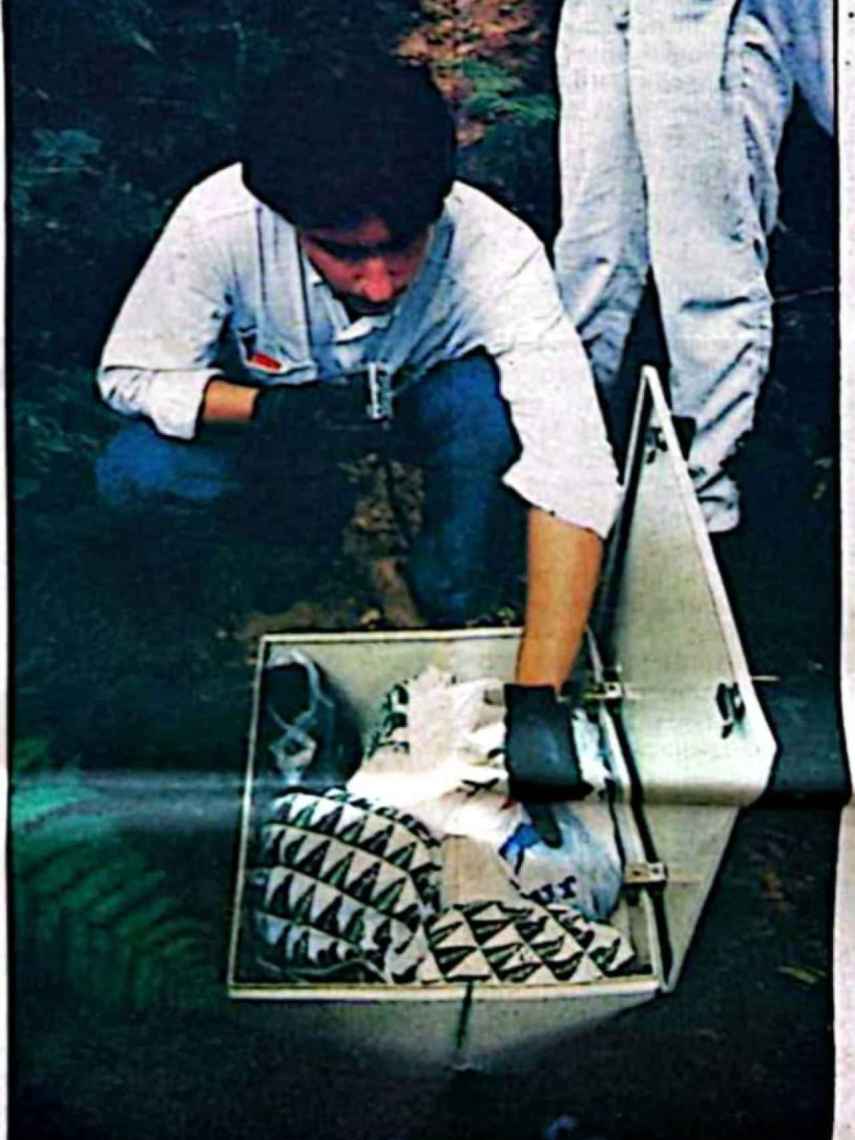 En esta imagen se puede observar el interior de la caja depósito con las bolsas de plástico de varios grandes almacenes e hipermercados. Dentro de la de El Corte Inglés, que se ve a ala izquierda, había algo que parecía ser un explosivo preparado para ser utilizado de inmediato.