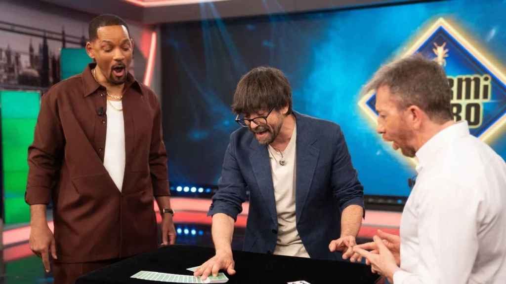 Will Smith y Pablo Motos, atentos al truco de magia de Luis Piedrahita en 'El Hormiguero'.