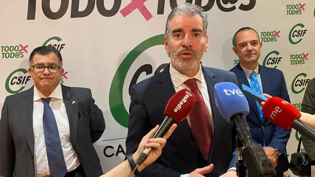 El responsable de Empresa Privada en CSIFCyL, Gregorio Pastor, el presidente autonómico de CSIF, Benjamín Castro, y presidente nacional de Empresa Privada de CSIF, Pedro Pobes, en la jornada dedicada al sector autonómico de empresa privada