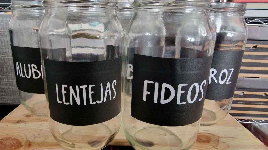 Tarros de vidrio reutilizados para guardar alimentos no perecederos en la despensa